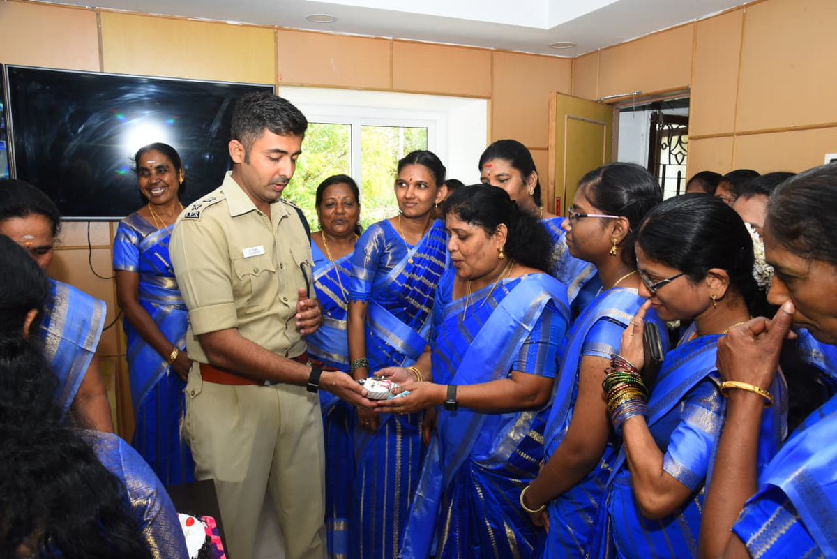 இராமநாதபுரம் மாவட்ட காவல் அலுவலகத்தில்  சர்வதேச மகளிர் தினத்தை முன்னிட்டு இராமநாதபுரம் மாவட்ட  காவல் கண்காணிப்பாளர் திரு.G.சந்தீஷ்,IPS., அவர்கள் காவல்துறை அலுவலகத்தில் பணிபுரியும் அமைச்சுப்பணியாளர்கள் மற்றும் அனைத்து மகளிர்களுக்கும் மகளிர் தின வாழ்த்துக்களை தெரிவித்துள்ளார்கள்.