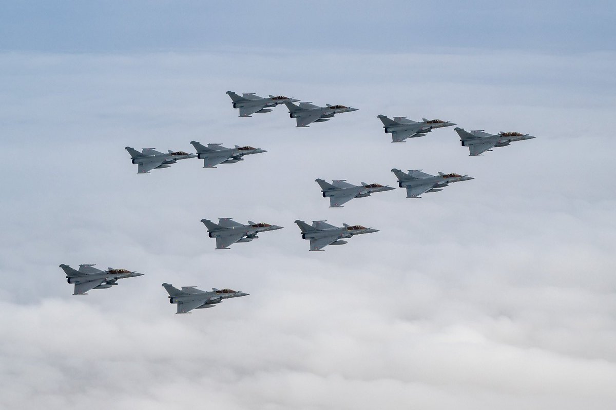 Armee_de_lair's tweet image. 12 contre 15.
Les pilotes #Rafale du 3/30 « Lorraine » face aux autres escadrons de chasse.

Une mission d’entraînement intense pour protéger et défendre une zone. 

C’était hier. 
Juste à temps pour notre #VendrediChasseur