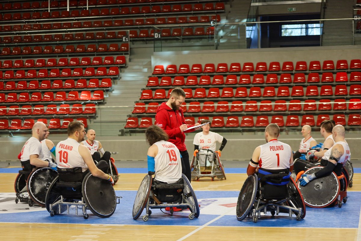 Kadra Polski w rugby na wózkach na zgrupowaniu w Wałbrzychu. Dziś w RMF MAXX Dolny Śląsk towarzyszymy zawodnikom na treningu. Kadra szykuje się na majowe Mistrzostwa Europy.