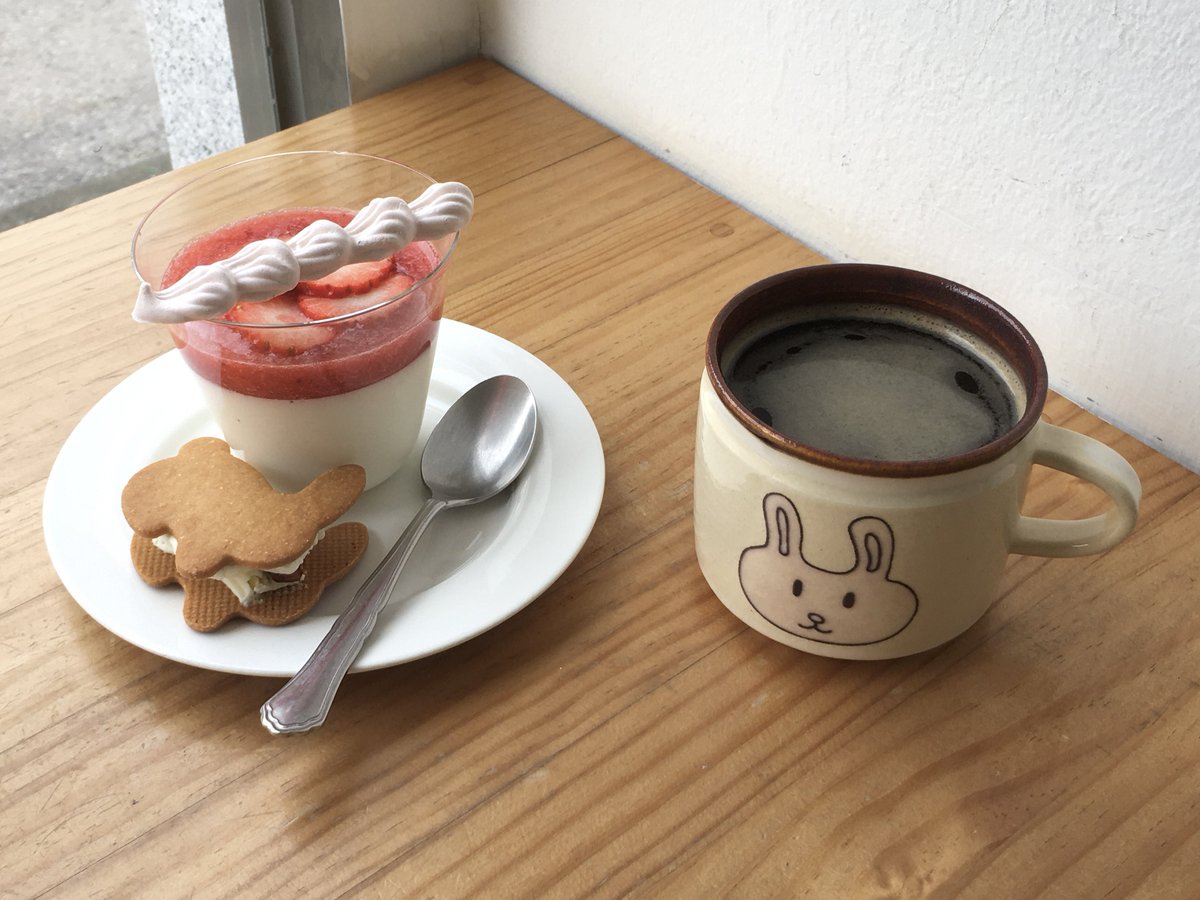 최고의 토끼 샌드와 딸기 판나코타 .. ᐠ( ᐢ ⩊ ᐢ )ᐟ

🍴행궁동 알커피