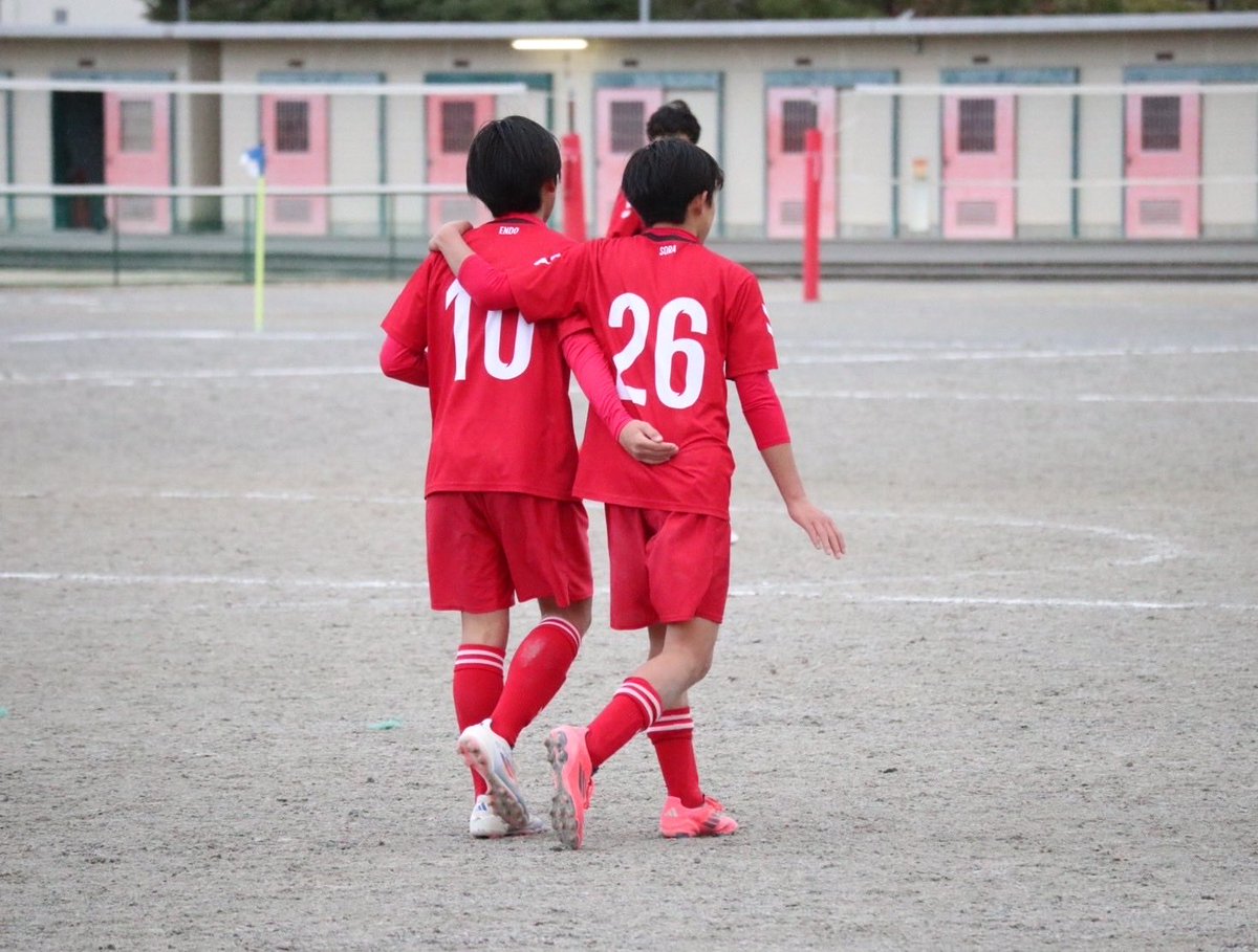 yamagassa's tweet photo. 次男君の卒業式　本当に多くの方にお世話になりました
1番の親友と手紙の交換をして抱き合ってるのを見たらもうダメ　涙腺が大崩壊した　進む高校は別々になるけど繋がっているよ　
　それぞれの未来に幸あれ
卒業おめでとう https://t.co/G6DF5FzfMJ