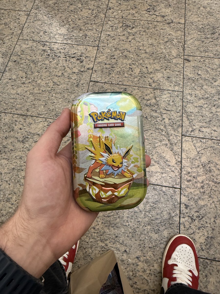 ElFeivel's tweet photo. Bought a tin for 25€ und got lucky I think https://t.co/ehjSOdhmNM