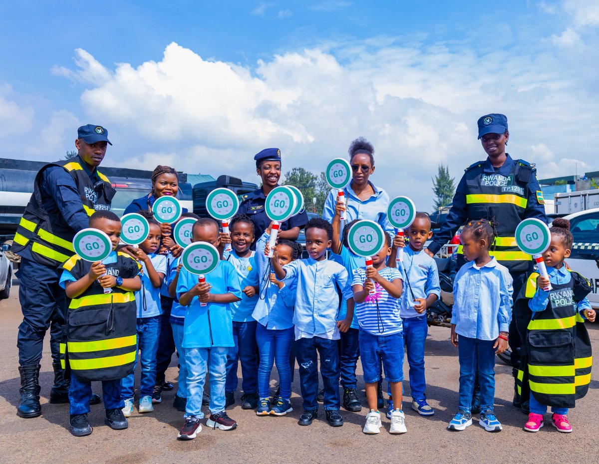Rwandapolice's tweet photo. Uyu munsi, abanyeshuri n’abarimu bo muri Jardin Des Tout-Petits basuye Polisi y’u Rwanda, Kacyiru, birebera uko ikorera abaturage buri munsi mu kubungabunga umutekano wabo. https://t.co/xtAYtgfZfs