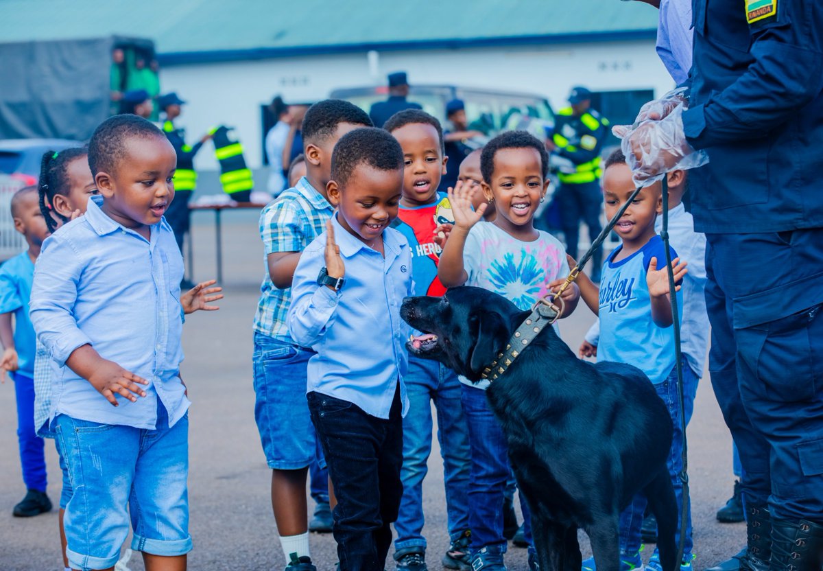 Rwandapolice's tweet photo. Uyu munsi, abanyeshuri n’abarimu bo muri Jardin Des Tout-Petits basuye Polisi y’u Rwanda, Kacyiru, birebera uko ikorera abaturage buri munsi mu kubungabunga umutekano wabo. https://t.co/xtAYtgfZfs