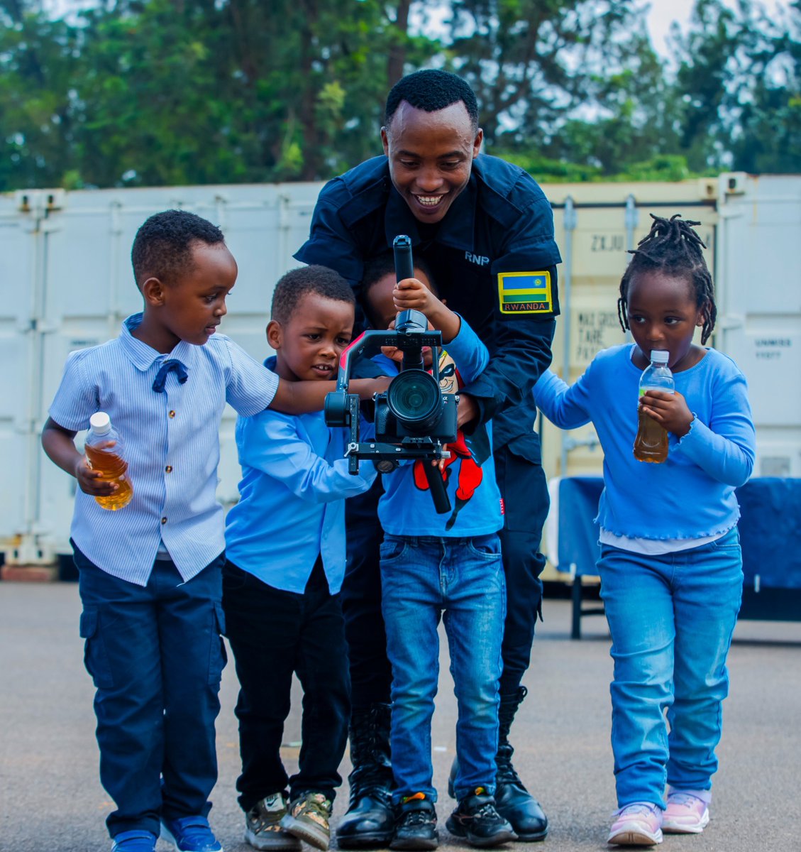 Rwandapolice's tweet photo. Uyu munsi, abanyeshuri n’abarimu bo muri Jardin Des Tout-Petits basuye Polisi y’u Rwanda, Kacyiru, birebera uko ikorera abaturage buri munsi mu kubungabunga umutekano wabo. https://t.co/xtAYtgfZfs