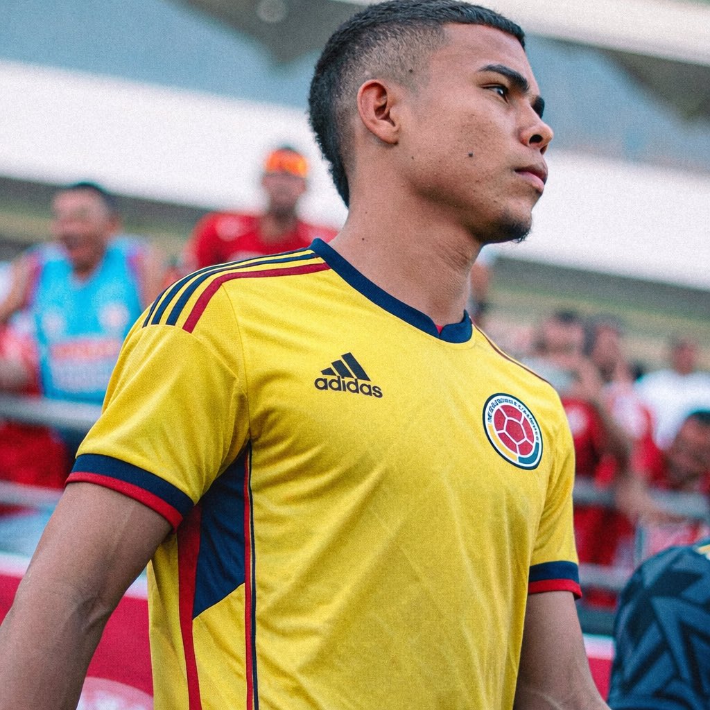 América en Europa tweet media