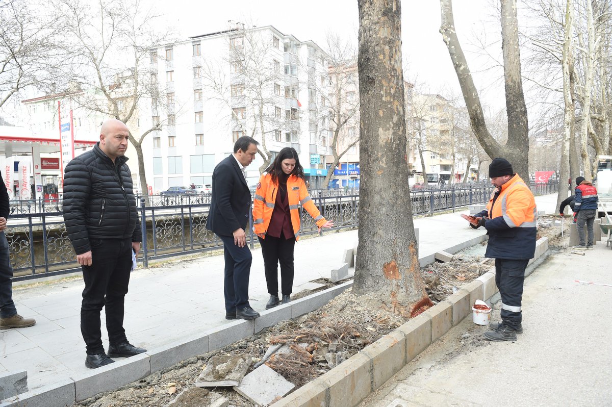 hasanbaltaciyep's tweet photo. Şehrimizin sembolü olan çınar ağaçlarımızın sağlıklı büyümesini sağlamak ve çevresel etkileri en aza indirmek amacıyla kök budama ve yeşil bant uygulaması gerçekleştiren ekiplerimizin saha çalışmalarını yerinde inceledik.

Mahallelerimizde detaylı temizlik çalışmalarını sürdüren Temizlik Timlerimizi ziyaret ederek hemşehrilerimizle sohbet ettik.

Şehrimizin her noktasını önemsiyor, daha temiz ve daha güzel bir Kastamonu için çalışmaya devam ediyoruz.