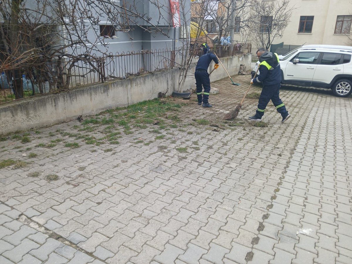 hasanbaltaciyep's tweet photo. Şehrimizin sembolü olan çınar ağaçlarımızın sağlıklı büyümesini sağlamak ve çevresel etkileri en aza indirmek amacıyla kök budama ve yeşil bant uygulaması gerçekleştiren ekiplerimizin saha çalışmalarını yerinde inceledik.

Mahallelerimizde detaylı temizlik çalışmalarını sürdüren Temizlik Timlerimizi ziyaret ederek hemşehrilerimizle sohbet ettik.

Şehrimizin her noktasını önemsiyor, daha temiz ve daha güzel bir Kastamonu için çalışmaya devam ediyoruz.