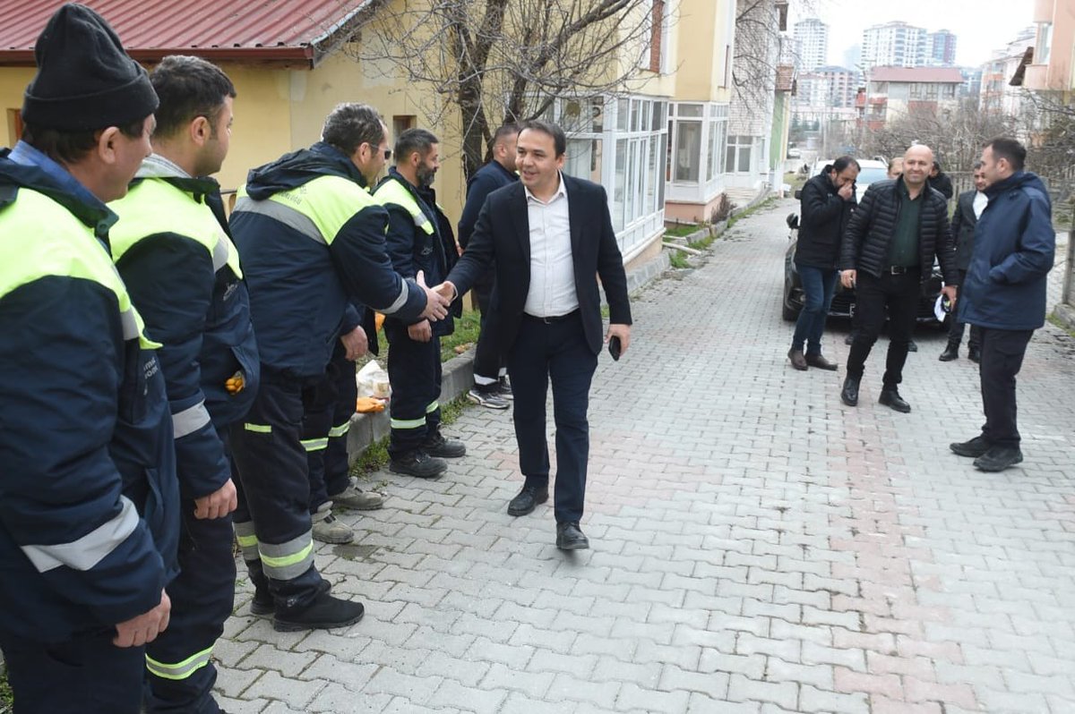 hasanbaltaciyep's tweet photo. Şehrimizin sembolü olan çınar ağaçlarımızın sağlıklı büyümesini sağlamak ve çevresel etkileri en aza indirmek amacıyla kök budama ve yeşil bant uygulaması gerçekleştiren ekiplerimizin saha çalışmalarını yerinde inceledik.

Mahallelerimizde detaylı temizlik çalışmalarını sürdüren Temizlik Timlerimizi ziyaret ederek hemşehrilerimizle sohbet ettik.

Şehrimizin her noktasını önemsiyor, daha temiz ve daha güzel bir Kastamonu için çalışmaya devam ediyoruz.