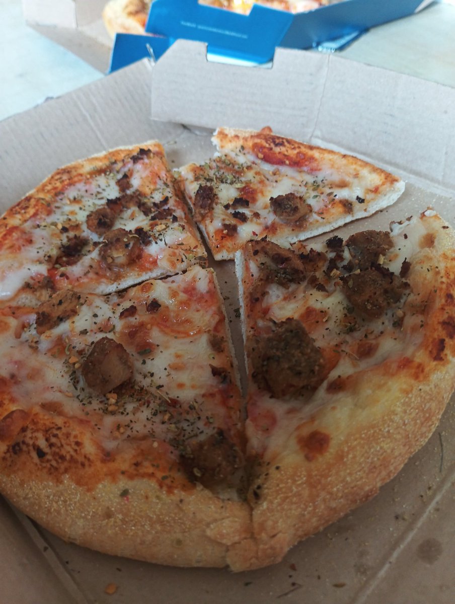 Keshavx07's tweet photo. @dominos i ordered pepper barbeque chicken pizza but there have nothing of chicken pieces is totally waste of money 
Please Pay attention to this mistake and don't let it happen again. https://t.co/178w8Buy2R
