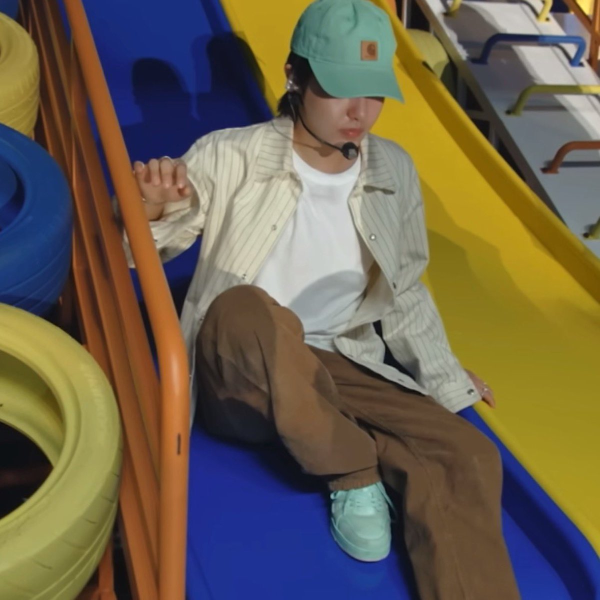 ใส่รองเท้าคู่นี้ต้องคู่กับหมวกใบนี้นะ สีจาได้แมทกันแหละ เอ็นดูว่ะ💚