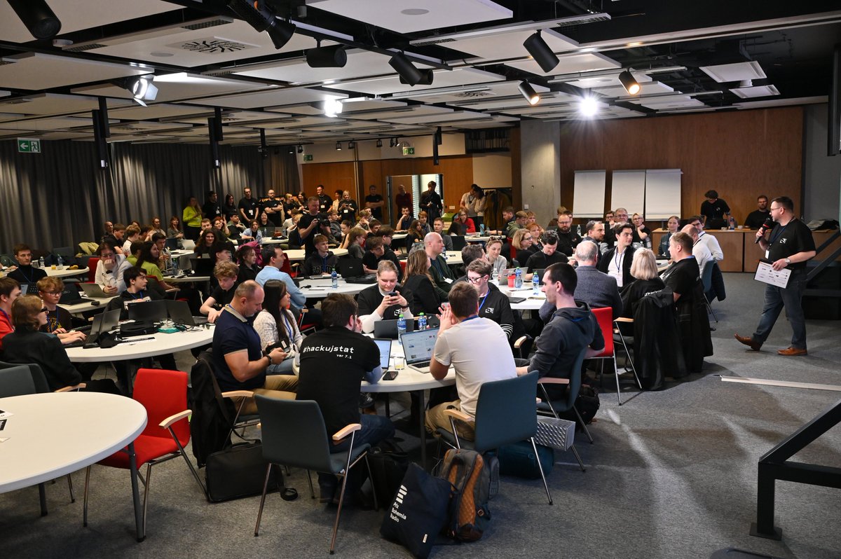 NKU_CZ's tweet photo. Hackathon veřejné správy ver. 7.1 odstartoval!
Máme rekordní počet účastníků - vítězů krajských studentských hackathonů: 67 lidí v 18 týmech.
Teď představujeme datové sady, pak odstartuje 24hodinové hackování.
Zítra v 15 hodin budeme znát vítězné projekty.
#hackujstat https://t.co/KEmxmLrYUB