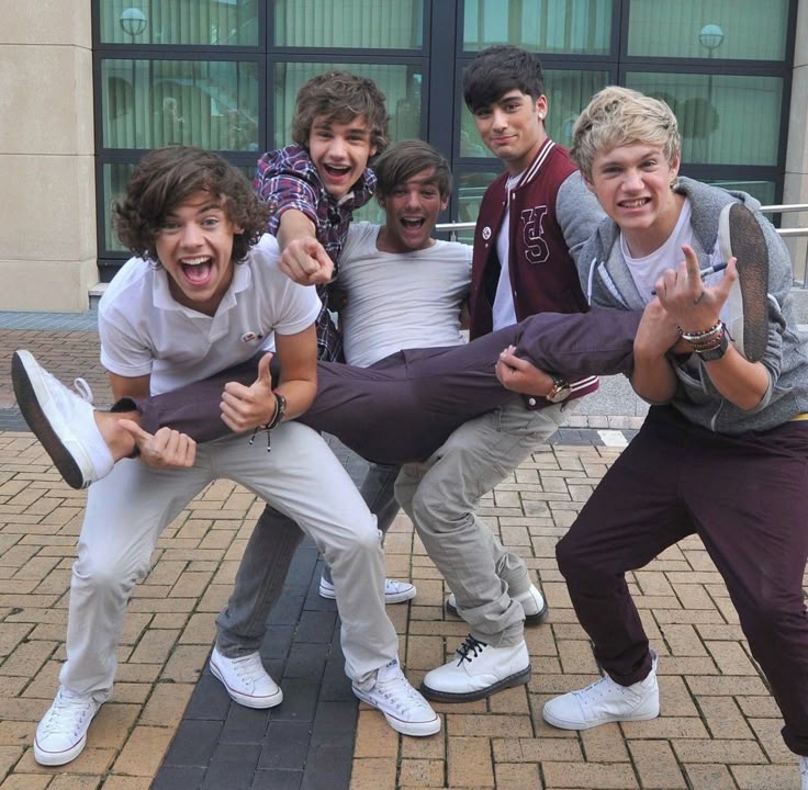 CloudGazer17's tweet image. There is no way people be listening to paint by numbers and genuinely believing he wrote a song about ow kids.

The kids in question below. 

Good day.