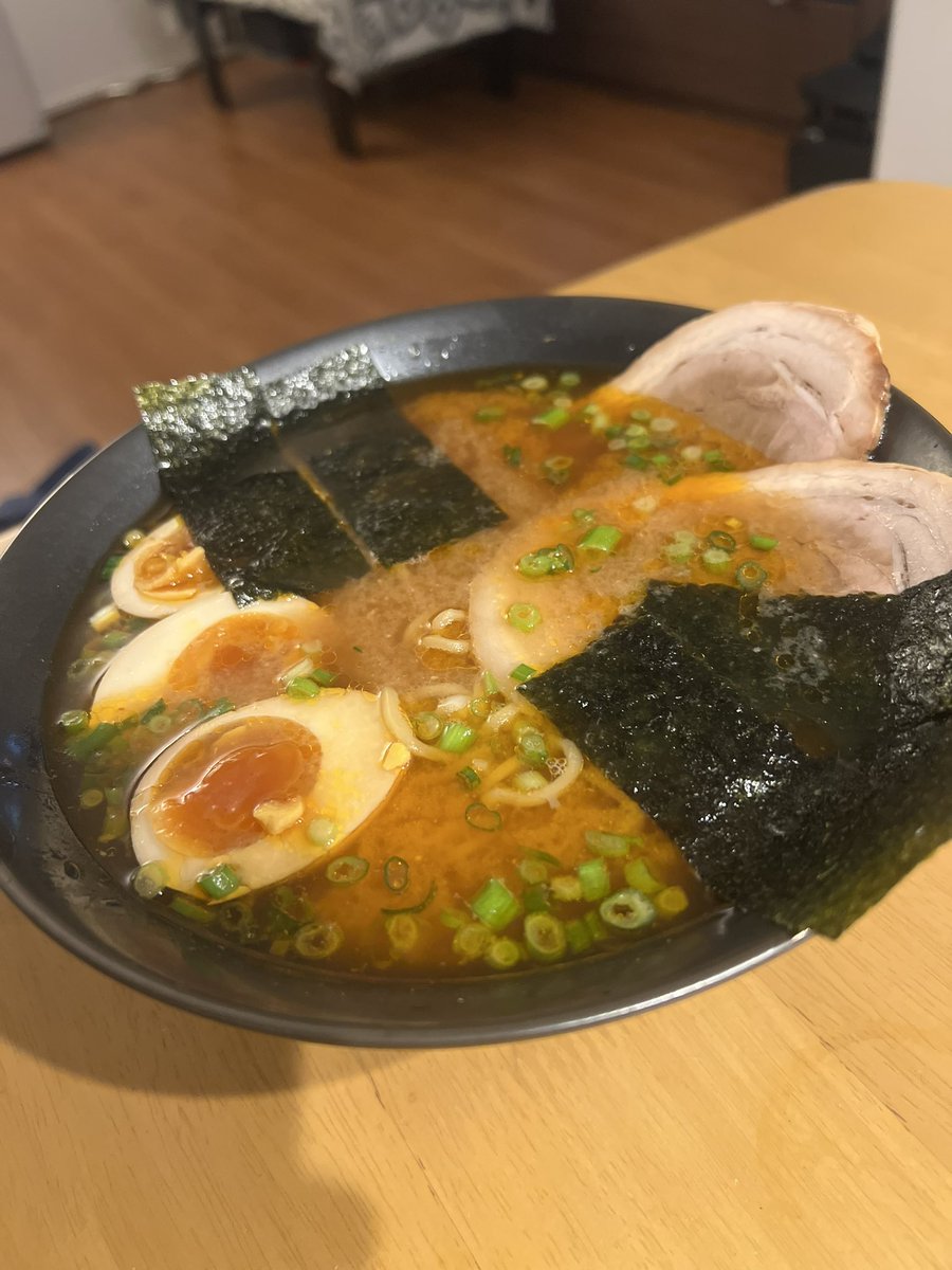 ballroom_m's tweet photo. ラーメン屋に行かない人がどうやってラーメンの味がわかるの？🤣
スープから作ってました‼️
マット作😋🍜
#homemaderamen https://t.co/qxe8kLWOkX