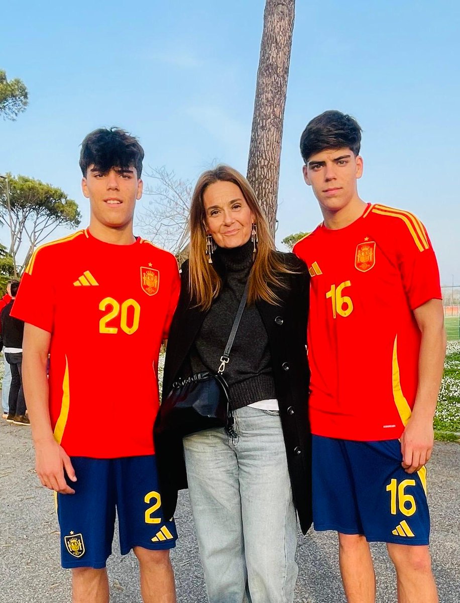 nunoafonso74's tweet photo. 8 anos em Espanha, 7 em Portugal e o coração sempre dividido. ❤️🇪🇸🇵🇹 Que orgulho ver-vos honrar as raízes da mãe em Roma, depois de terem vestido as cores de Portugal. Tudo isto com a base e o ADN do Sporting! 🦁⚽️ Passo a passo. #Família #SportingCP #Orgulho" https://t.co/IDIcVgpoJF