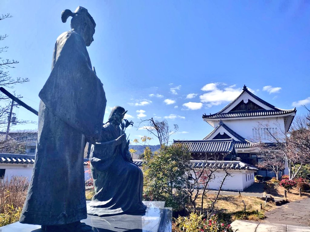 nagaokakyobusho's tweet photo. ⚔️出陣告知⚔️
3/15(日) #勝龍寺城 出陣🐉🏯
場所：#勝竜寺城
演武：12:30～
久方ぶりに #河北無世 #小笠原少斎 の"双刀"が揃います⚔️
新アクスタも販売❗🎊
限定 #御城印 #武将印 #有明の月ガラシャの双刀 の販売、おもてなし、撮影会も予定📸
是非お越しください🏯
#明智光秀
#細川ガラシャ
#つつじ家 https://t.co/3T4HmQkL9X