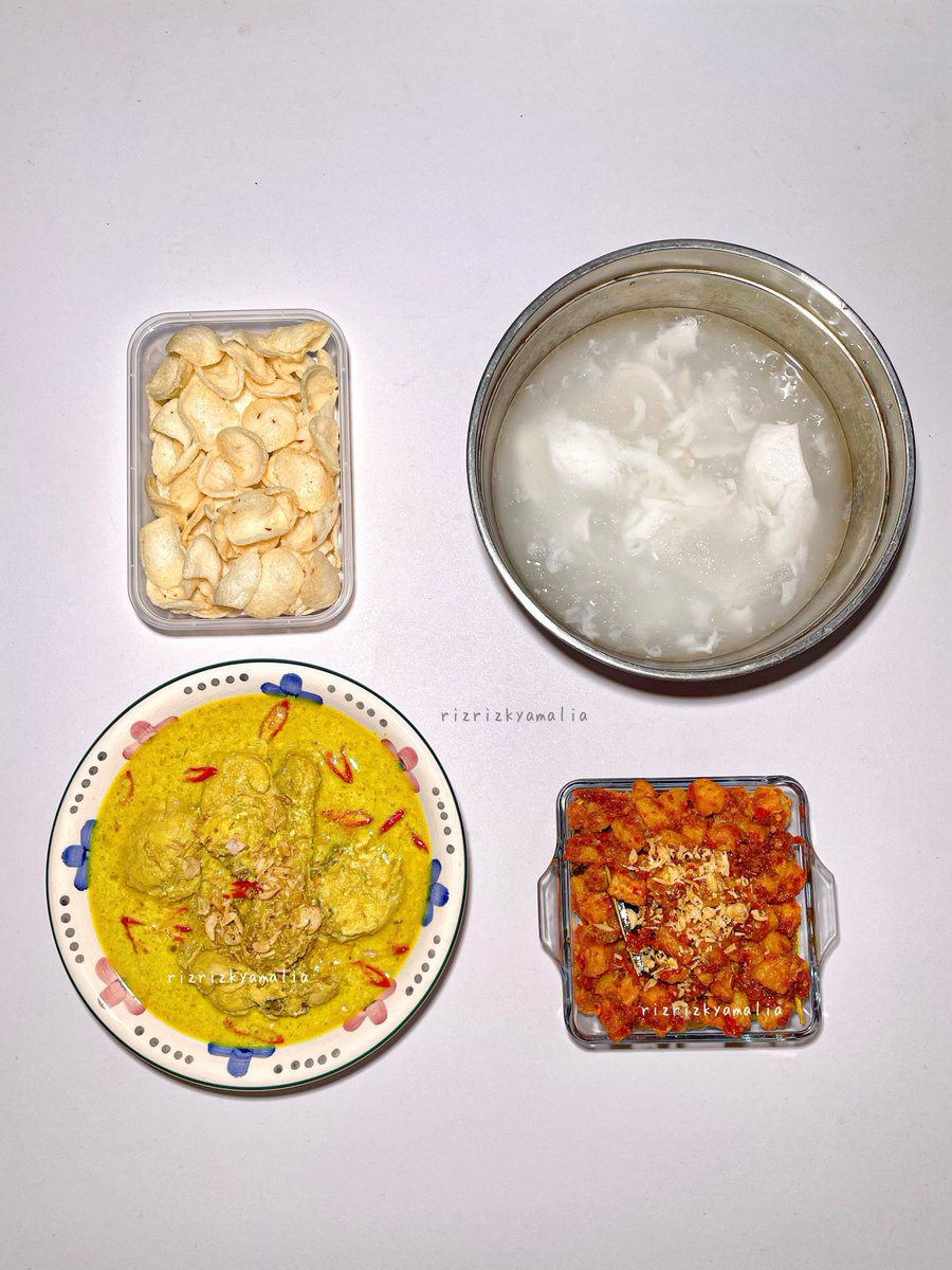 rizrizkyamalia's tweet photo. Menu buka puasa hari ini spesial, aku masak opor dan sambal goreng kentang. Masak opor karena hari ini tepat 6 tahun ibu ninggalin kita sekeluarga. Hari Jumat saat itu ibu masak opor buat makan malam, dan berencana bikin lontong juga. Tapi Allah lebih sayang ibu ternyata, disuruh ga usah capek-capek bikin lontong. Kita semua juga ga sempet makan opor buatan ibu 🥺🥺
Sedih karena ga sempet makan masakan terakhir ibu, tapi ibu perginya tenang. Aku sekarang udah ikhlas buk 🥹

Walau rasa ini ga akan sama kaya buatan ibu, tapi ini beneran enak 🩵
Ga cuma bisa masak opor aku bu, udah bisa masak banyak menu aku sekarang. Adek dan bapak masalah makan mah aman. Adek juga jago masak bu, rajin banget dia 👌🏼
Kalo diminta tolong belanja ke pasar mau aja nurut 😆