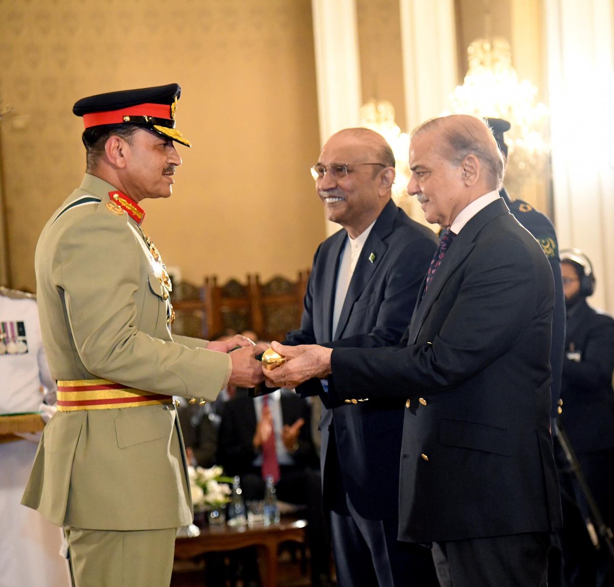 پاکستان کا نیتن یاہو کون..؟

بےشک!  فلسطینیوں کا قاتل نیتن یاہو ہے، لیکن ملک پاکستان میں سانحہ مریدکے کس نے برپا کیا..؟

کیا ملک پاکستان میں بھی کوئی نیتن یاہو ہے؟ 
اگر ہے تو وہ کون ہے...؟