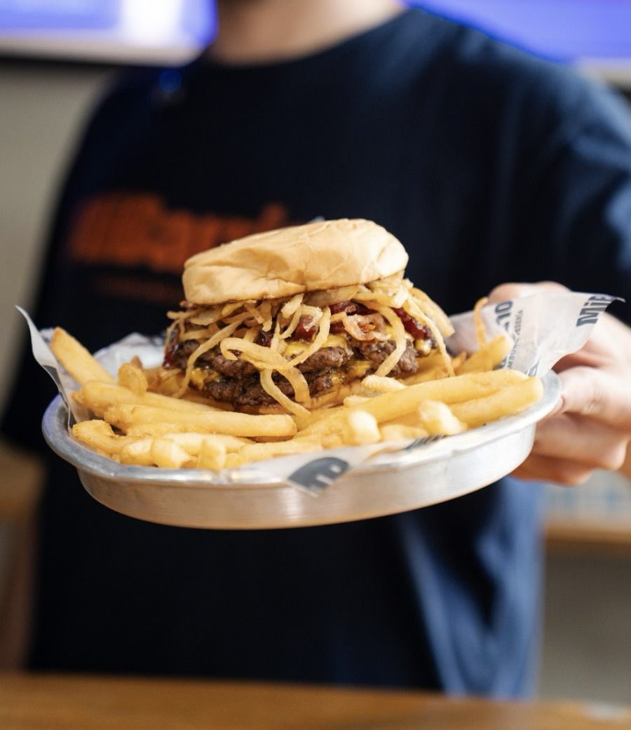 HOY VIERNES! Es la noche de las hamburguesas en CABA. EN 200 hamburgueserías de la ciudad habrá descuentos del 50% en combos seleccionados. Pero ademas podes ir al Planetario o al Parque Los Andes en dónde habrá un gran patio al aire libre para disfrutar de 19 a 0. Vamos?