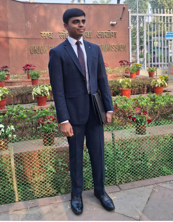 bstvlive's tweet photo. UP : गोंडा के कार्तिकेय सिंह ने जिले का बढ़ाया मान

➡कार्तिकेय सिंह ने UPSC 2025 में पाई 269वीं रैंक
➡कार्तिकेय ने दूसरे प्रयास में हासिल की सफलता
➡सांसद प्रतिनिधि संजीव सिंह के बड़े बेटे हैं कार्तिकेय
➡कार्तिकेय सिंह ने गोंडा से 2015 में पास किया हाईस्कूल
➡कार्तिकेय सिंह ने फातिमा इंटर कॉलेज से इंटर किया
➡कार्तिकेय सिंह ने IIT बॉम्बे से बीटेक की पढ़ाई पूरी की
➡इंजीनियरिंग पूरी करने के बाद शुरू की UPSC की तैयारी
➡मां डाक विभाग में डाक अधीक्षक के पद पर कार्यरत
➡छोटे भाई मार्कण्डेय सिंह लखनऊ HC में अधिवक्ता

#Gonda #upsc2025 #upscresults  #KartikeyaSingh