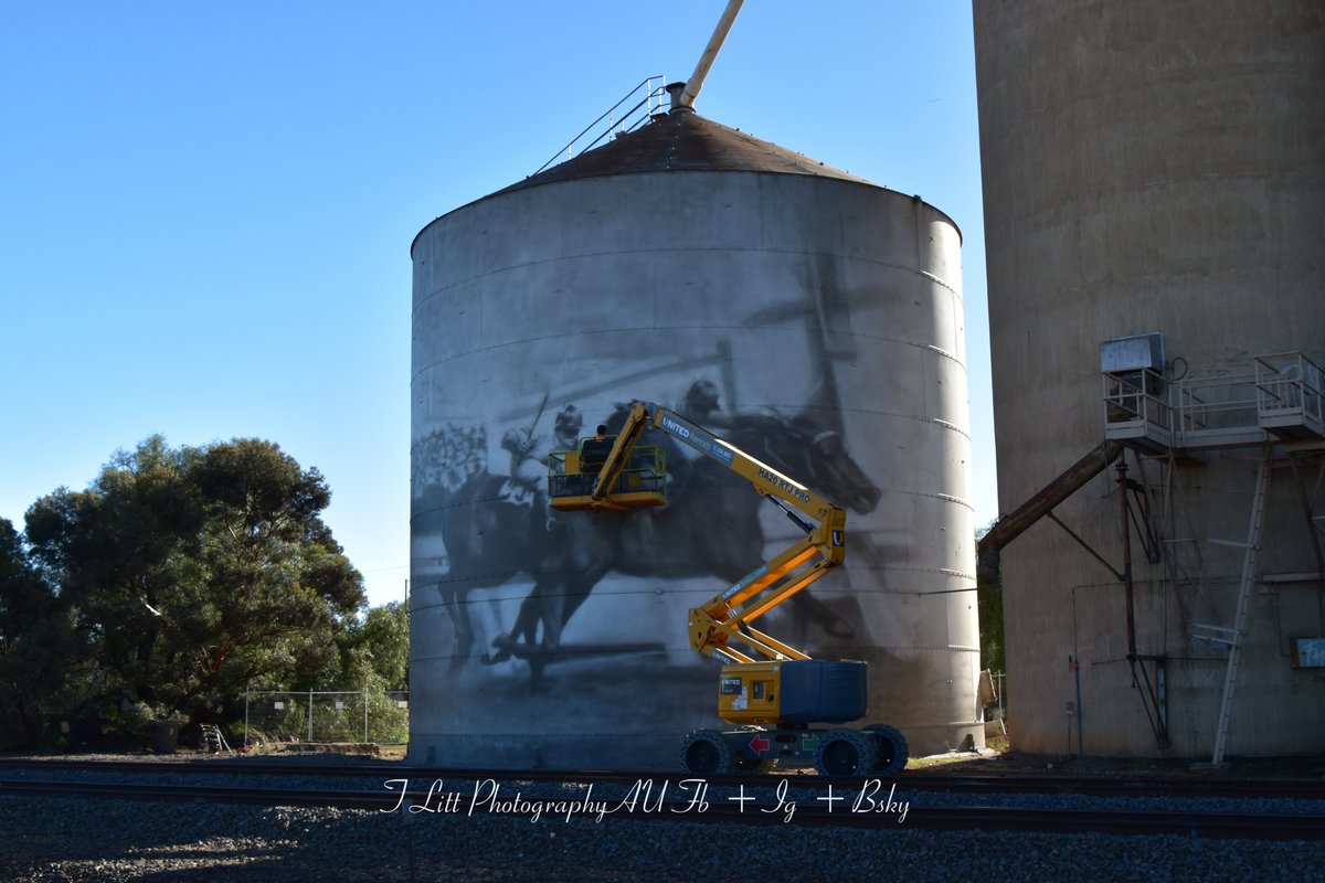 TonyL_Tchum's tweet photo. More progress but a short week.
Just a note. The guys are working to strict safety guidelines by the railways due to the line being active. Freight trains pass through.
#BirchipSiloArt
@kyletorneyart
#RayNevilleMural
#Birchip Silo Art Project - Ray Neville https://t.co/1WA6Q50Fau