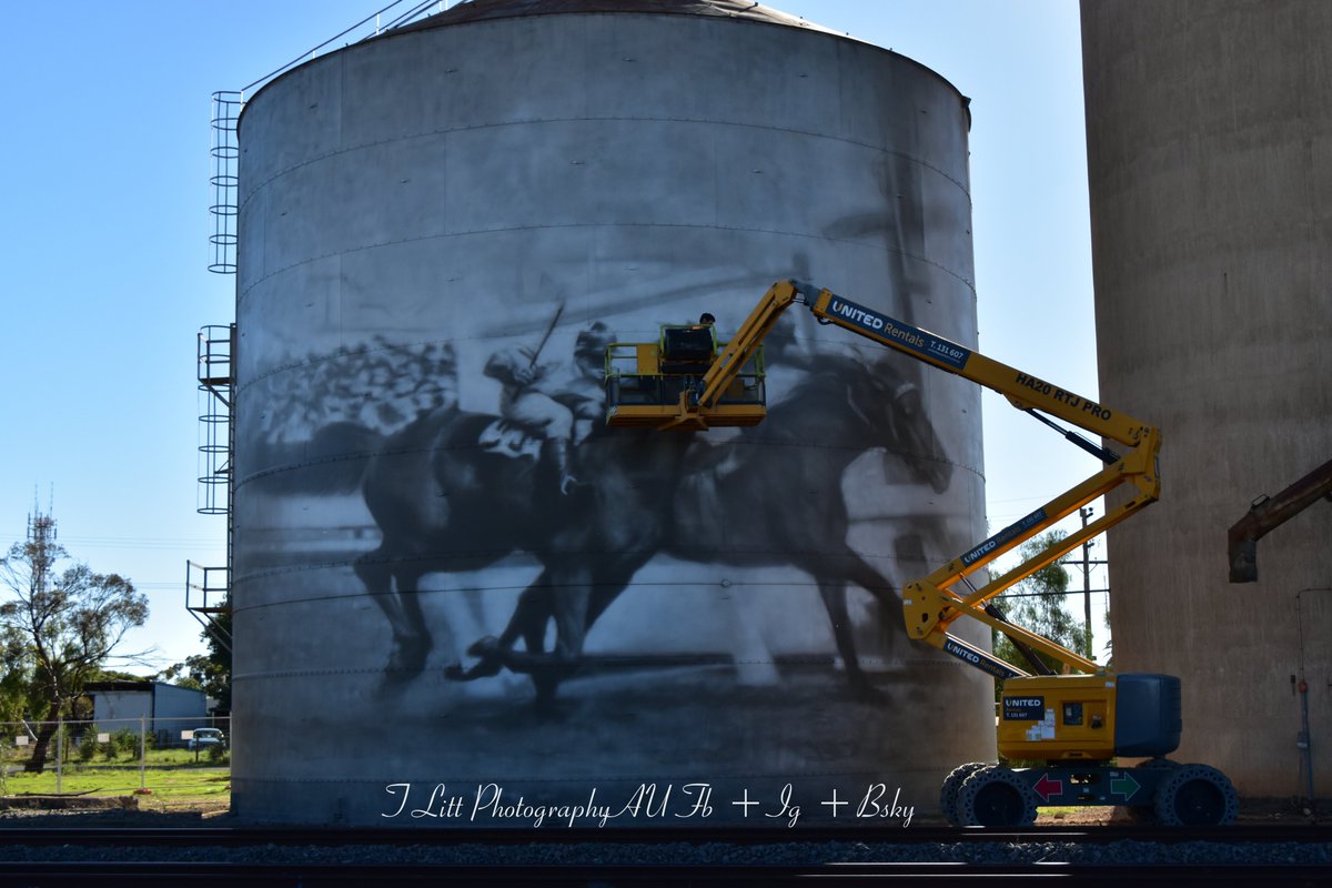 TonyL_Tchum's tweet photo. More progress but a short week.
Just a note. The guys are working to strict safety guidelines by the railways due to the line being active. Freight trains pass through.
#BirchipSiloArt
@kyletorneyart
#RayNevilleMural
#Birchip Silo Art Project - Ray Neville https://t.co/1WA6Q50Fau