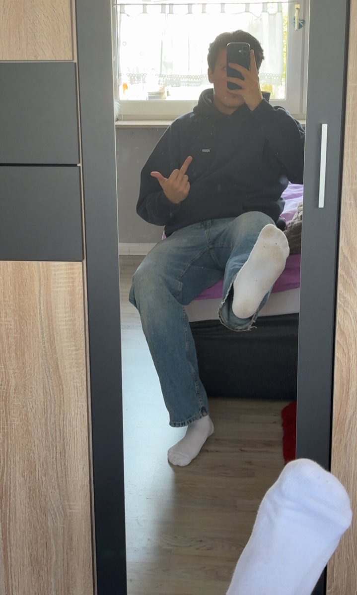 Siehst du den Dreck auf meiner Sohle? Bei der Hitze schwitze ich in meinen Schuhen abnormal. Press deine Fresse dran los 😈
Es ist #fagtaxfriday und ihr wisst was das heißt Looser ab in meine DMs 
😈🏧

#geldsklave #zahlschwein #cashmaster #zahlsklave #findom #paypig #geldherr