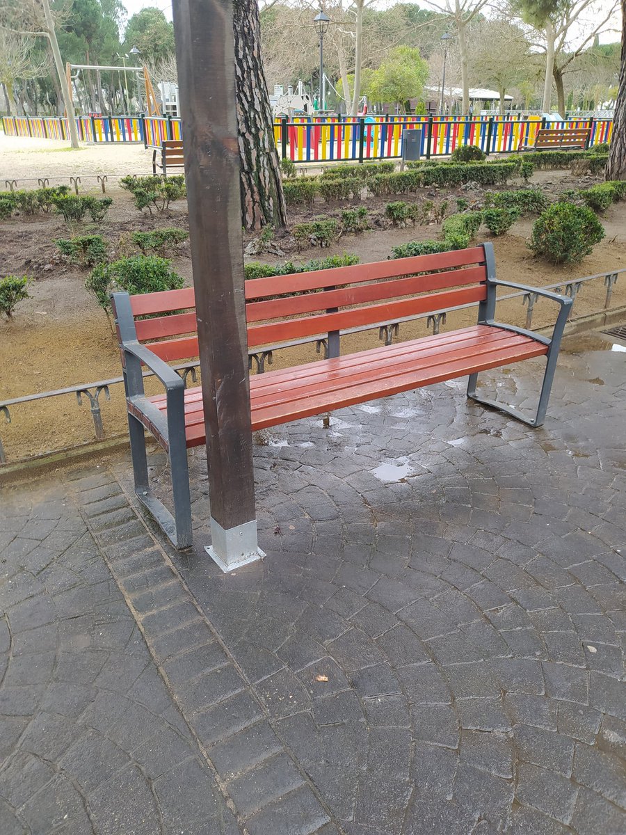 Estamos en marzo y el engendro que se montó para "Navipark" en el acceso central del Parque Liana sigue instalado y ocupando el espacio público. <a href="/AytoMostoles/">Ayuntamiento de Móstoles</a> ¿Hemos perdido el derecho a usar nuestros bancos y nuestro paseo para que las empresas privadas puedan ganar dinero?