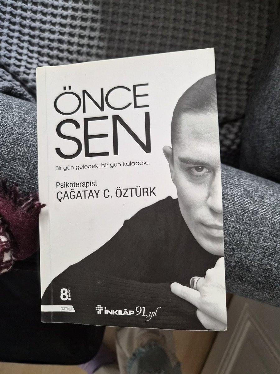 Neşe Hanım, afınıza imzalanmış bu kitabı Paris uçağında unutmuşsunuz.
Sizin için önemli gibi hissettim ve aldım. Beni duyuyorsanız lütfen yanıt verin