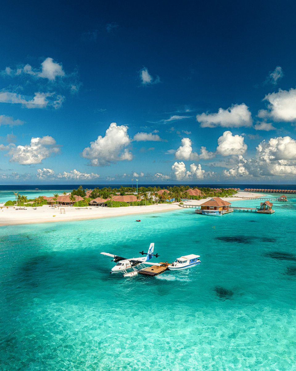 TravelTomorrowX's tweet photo. Arriving in the Maldives, where the ocean has every shade of blue 🌊✈️
📍 Brennia Kottefaru, Maldives
📸 Rayyu Maldives on Unsplash
#Maldives #vacation #destination #travel #exploringtheglobe #beautifuldestinations