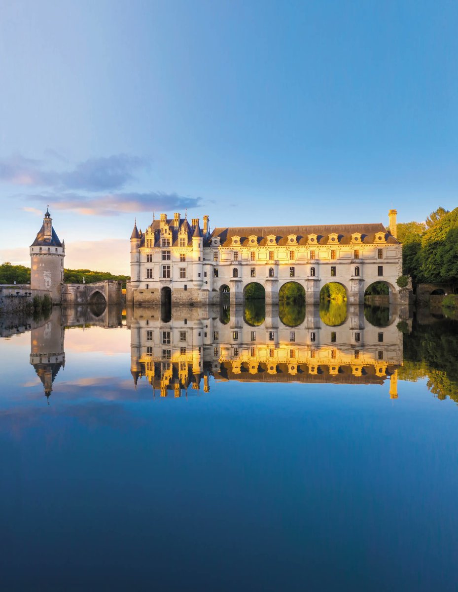 Ce château enjambe une rivière depuis 500 ans.

Il n'a été bâti, agrandi, sauvé et gouverné que par des femmes.

C'est le monument privé le plus visité de France.

Le château de Chenonceau.