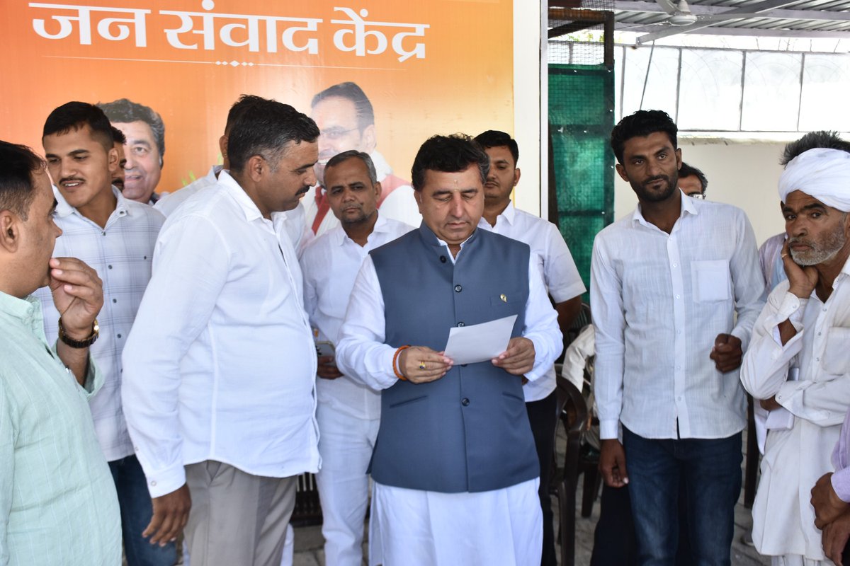kkvishnoibjp's tweet photo. "जन-जन की सुनवाई, त्वरित कार्रवाई"

आज जयपुर स्थित राजकीय आवास पर प्रदेश के विभिन्न हिस्सों से पधारे नागरिकों की परिवेदनाएं सुनीं और संबंधित अधिकारियों को त्वरित समाधान के निर्देश दिए।

​जनता के बीच रहकर उनकी समस्याओं को दूर करना ही हमारा परम धर्म है।

#kkvishnoi #MlaGudamalani #Jaipur