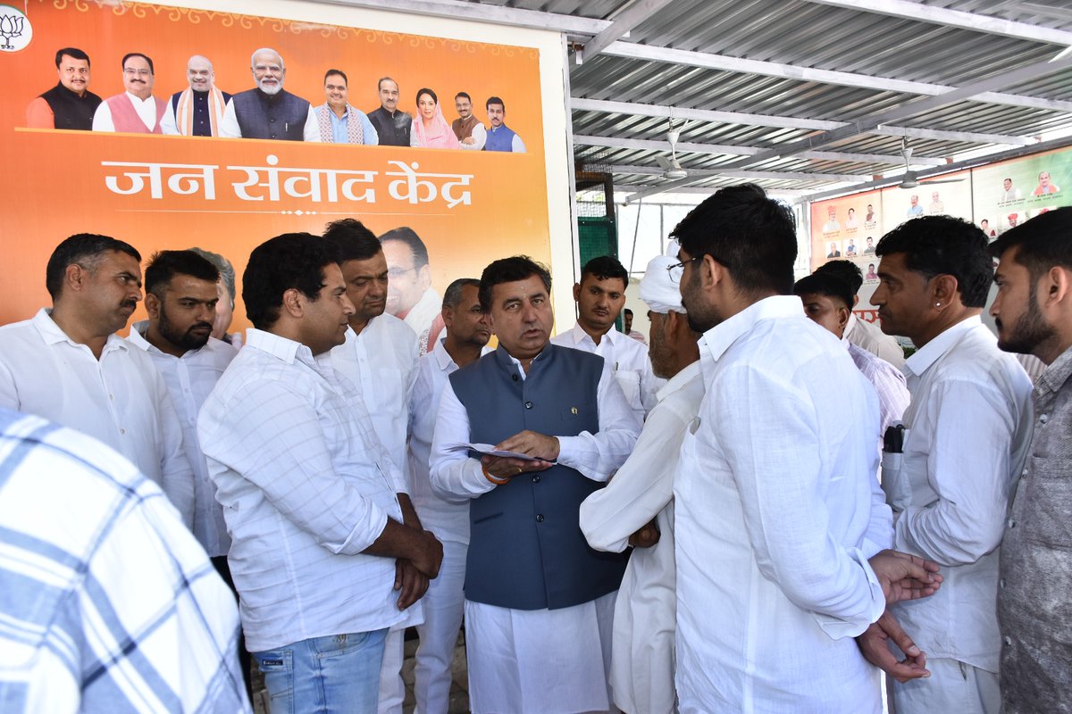 kkvishnoibjp's tweet photo. "जन-जन की सुनवाई, त्वरित कार्रवाई"

आज जयपुर स्थित राजकीय आवास पर प्रदेश के विभिन्न हिस्सों से पधारे नागरिकों की परिवेदनाएं सुनीं और संबंधित अधिकारियों को त्वरित समाधान के निर्देश दिए।

​जनता के बीच रहकर उनकी समस्याओं को दूर करना ही हमारा परम धर्म है।

#kkvishnoi #MlaGudamalani #Jaipur