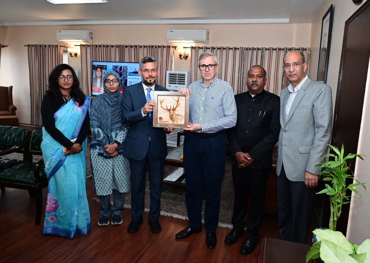 PCCFandHoFF_JK's tweet photo. Sh Sarvesh Rai, IFS , PCCF  accompanied by the CCF(C) &amp; newly joined IFS officers made a courtesy call on the Hon’ble Chief Minister, J&amp;K. The Hon’ble Chief Minster had  discussions on forest related issues. He also interacted with the IFS probationers &amp; extended his best wishes. https://t.co/Mz5iSmUik8
