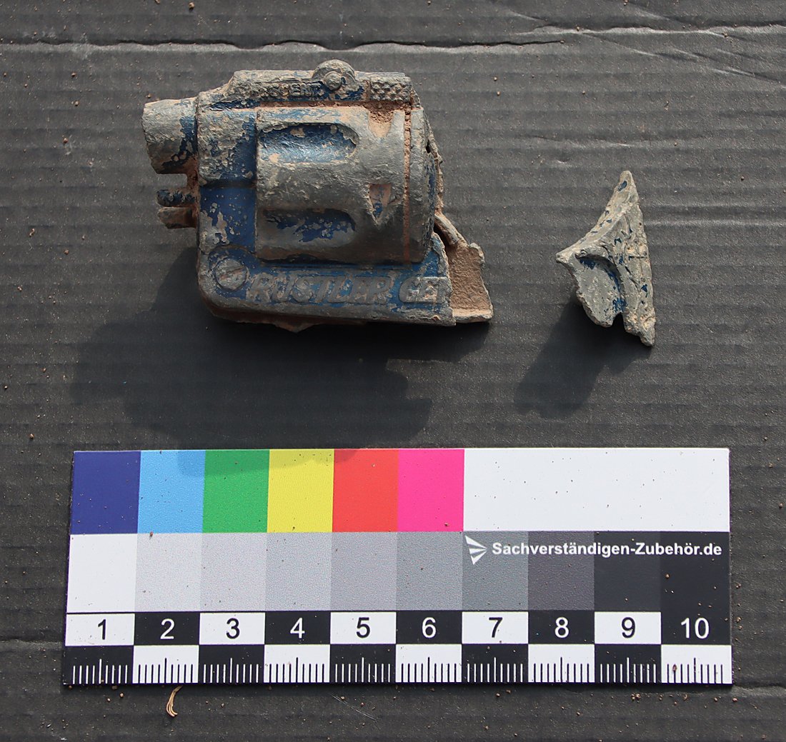 BasedInChurton's tweet photo. Thanks again to @robnant21 and @Helenus_ for a fun and educational day in a Churton field yesterday with Rob's metal detecting skills producing both intriguing and more predictable items from the 17th century to 2003. On the blog at: https://t.co/2iBDT4bKBu https://t.co/aoJgeuHWNw