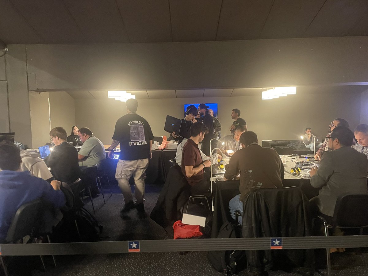 Los talleres de #Hardwarehacking de <a href="/rootedcon/">/RootedCON</a> de <a href="/TaiksonTexas/">David Meléndez</a> &amp; <a href="/constrainterror/">Gabs</a> en #RootedCON2026