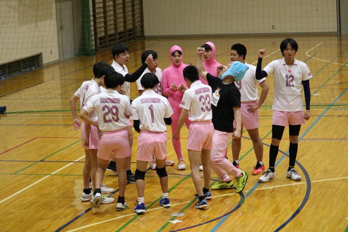 east_ring's tweet photo. 3年生のみなさん、卒業おめでとう㊗️高校のプレーも見に行きますからね！！ハッピーンク🌸もらった記念品で、もっと会場をピンクにしていきます👚 https://t.co/XTTQet7ur5