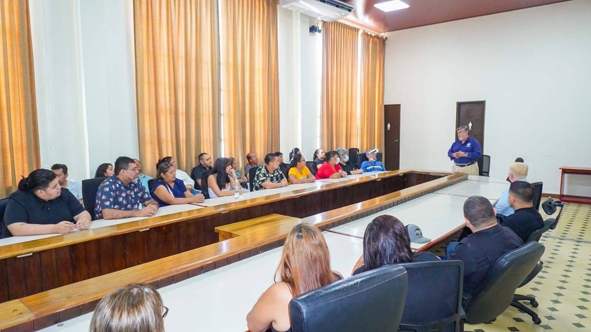 Se le llama: Reordenamiento y se hace de manera integral, en reuniones con los sectores involucrados, deberíamos exponer los procesos que nos han permitido tener un bello Centro Histórico. Aquí algunas fotos de las reuniones con vendedores de la av. España en total diálogo y en
