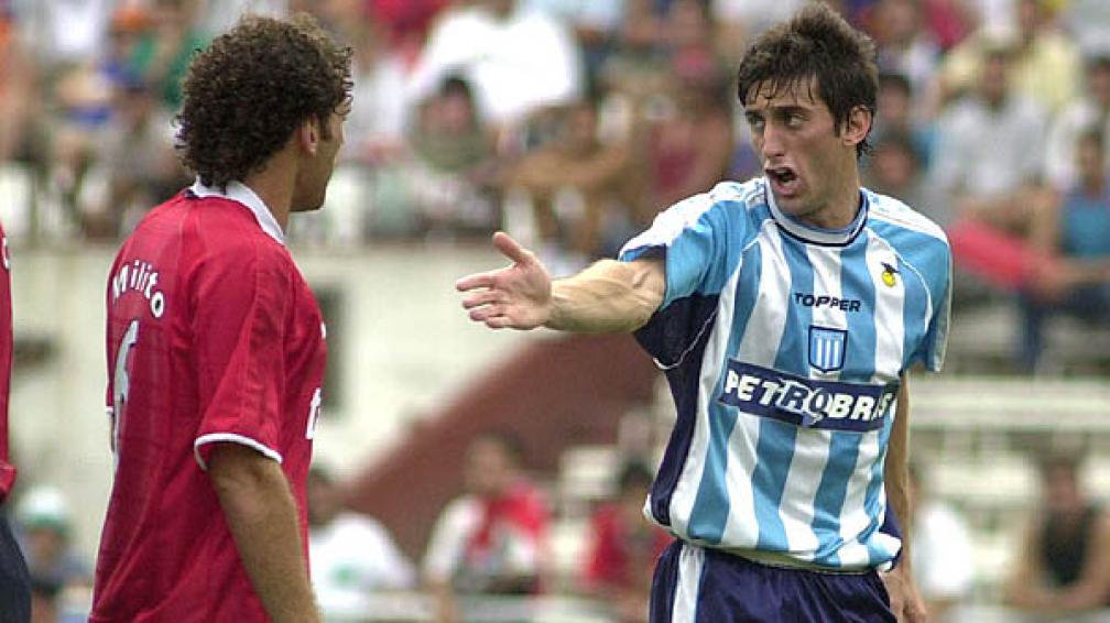 Windekind_Budi's tweet photo. MILITO BERSAUDARA: SAUDARA DI RUMAH, RIVAL DI LAPANGAN

Nama Diego dan Gabriel Milito mungkin tak sebeken De Boer, Laudrup atau Inzaghi bersaudara. Namun mereka adalah bingkai sempurna saudara di rumah, lawan di lapangan.

Bermimpi jadi pesepakbola, keduanya sanggup mewujudkannya kala mentas bareng klub di negara asal, Argentina. Diego membela Racing Club sedangkan Gabriel gabung Independiente.

Menariknya, dua kesebelasan tersebut adalah rival klasik yang terlibat Derby Avellaneda. Jarak stadion mereka cuma sepelemparan baru (200 meter)!!!

Tidak seperti De Boer, Laudrup atau Inzaghi bersaudara, rivalitas kakak-adik Milito terasa intens karena mereka bermain di posisi berlawanan. Diego penyerang, Gabriel bek.

Pada Derby Avellaneda pertama mereka, keduanya terlibat duel sengit, saling cela & intimidasi. Diego sampai diacungi kartu merah oleh wasit gara-gara terprovokasi aksi Gabriel.

Kejadian itu membuat keluarga besar Milito enggan menonton Derby Avellaneda yang mempertemukan keduanya. Mereka tak ingin melihat Diego & Gabriel bertarung layaknya musuh.