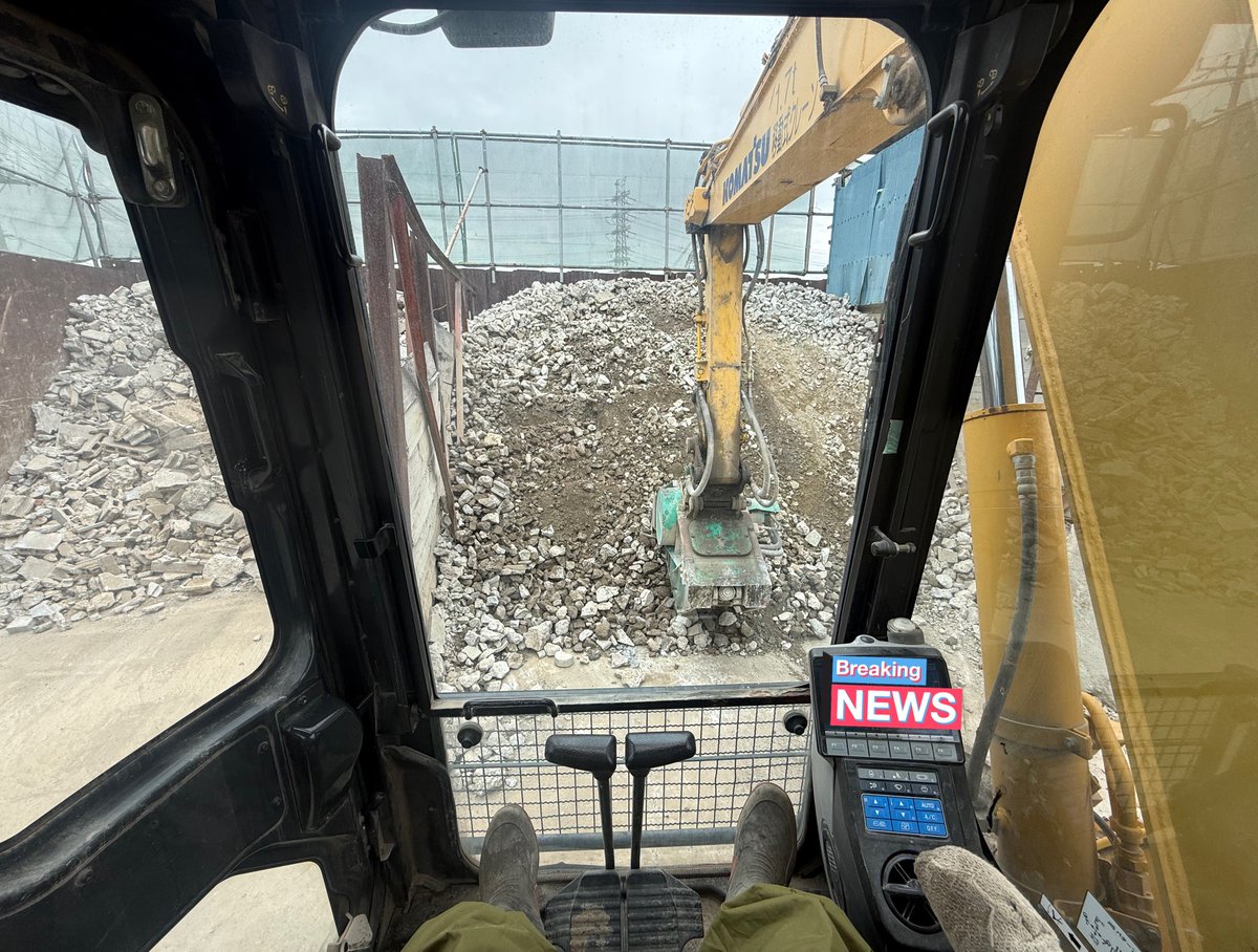 今日仕事していてバックホー使って休憩中に、一年戦争〜0083期のMSコックピットの実際のカメラ視界ってこんな感じなんかなぁと思った 