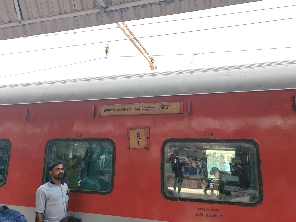 Marathi___'s tweet photo. आज ठाण्या रेल्वे स्थानकांत एक तास होतो, काळात ३ ट्रेन UP/बिहार साठी , फक्त १ ट्रेन महाराष्ट्र साठी.
मुंबई हून महाराष्ट्रात जायला गाड्या कामी आहे पण यूपी बिहारच्या प्रत्येक भागात जायला गाड्या आहे.
मुंबई - वापी - आम्हेदाबाद साठी जास्त आणि मुंबई पुण्या साठी कमी.
जय महाराष्ट्र https://t.co/FGrED3ubCz