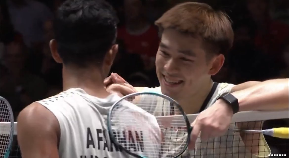 🏸 สุดยอด “วิว กุลวุฒิ” ผงาด กลับมาขึ้นเป็นมืออันดับ 1 ของโลก ได้อีกครับ 👏🏻👏🏻
“วิว กุลวุฒิ” ชนะ “Alwi Farhan” จากอินโดนีเซีย   🇹🇭2:0🇮🇩เกม 21:17 | 21: 12 ผ่านเข้าสู่รอบรองชนะเลิศ All England 2026 🏴󠁧󠁢󠁥󠁮󠁧󠁿 ได้เป็นครั้งแรก❤️🎊🎉
#วิวกุลวุฒิ #BWFWorldTour #BWF 
#Kunlavut #AllEngland2026