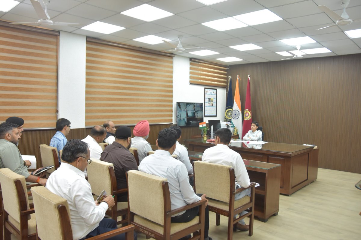 उपायुक्त प्रीति ने उपायुक्त कार्यालय में जिले के सभी उपमण्डल अधिकारियों, खनन विभाग, सिंचाई विभाग, प्रदूषण विभाग, हरियाणा राज्य प्रवर्तन ब्यूरो द्वारा जिले में अवैध खनन व खनिज के अवैध परिवहन की रोकथाम के लिए बैठक ली।