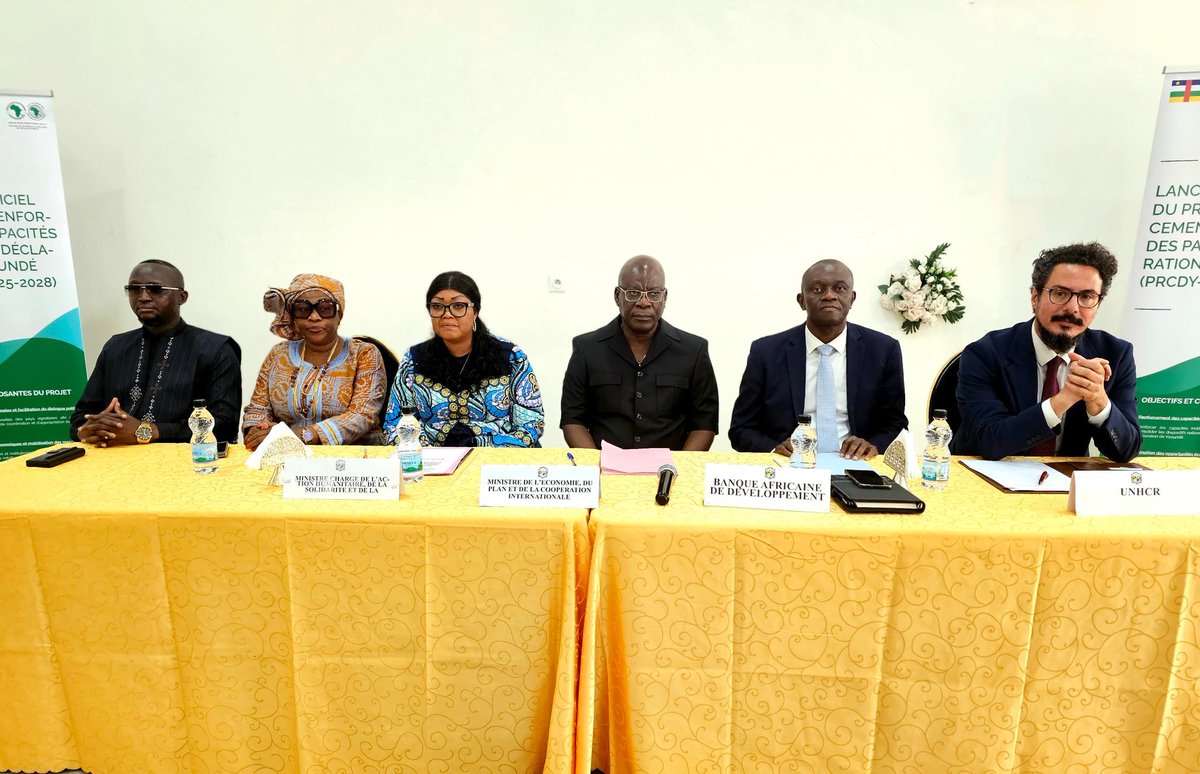 🇨🇫 Aujourd’hui à Bangui, a été lancé un projet régional pour renforcer les capacités des pays signataires la Déclaration de Yaoundé afin de trouver des solutions durables aux déplacements forcés liés à la crise centrafricain.  🧵 1/3