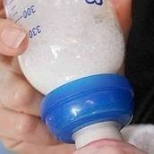 ⚕️🇫🇷 SCANDALE LAIT INFANTILE : À Angers, une petite fille de 27 jours est décédée fin décembre 2025 après avoir consommé du lait Guigoz (Nestlé). 

Les analyses révèlent un taux anormal et radical de toxine céréulide dans le lot concerné ! Le lien causal avec la mort reste à