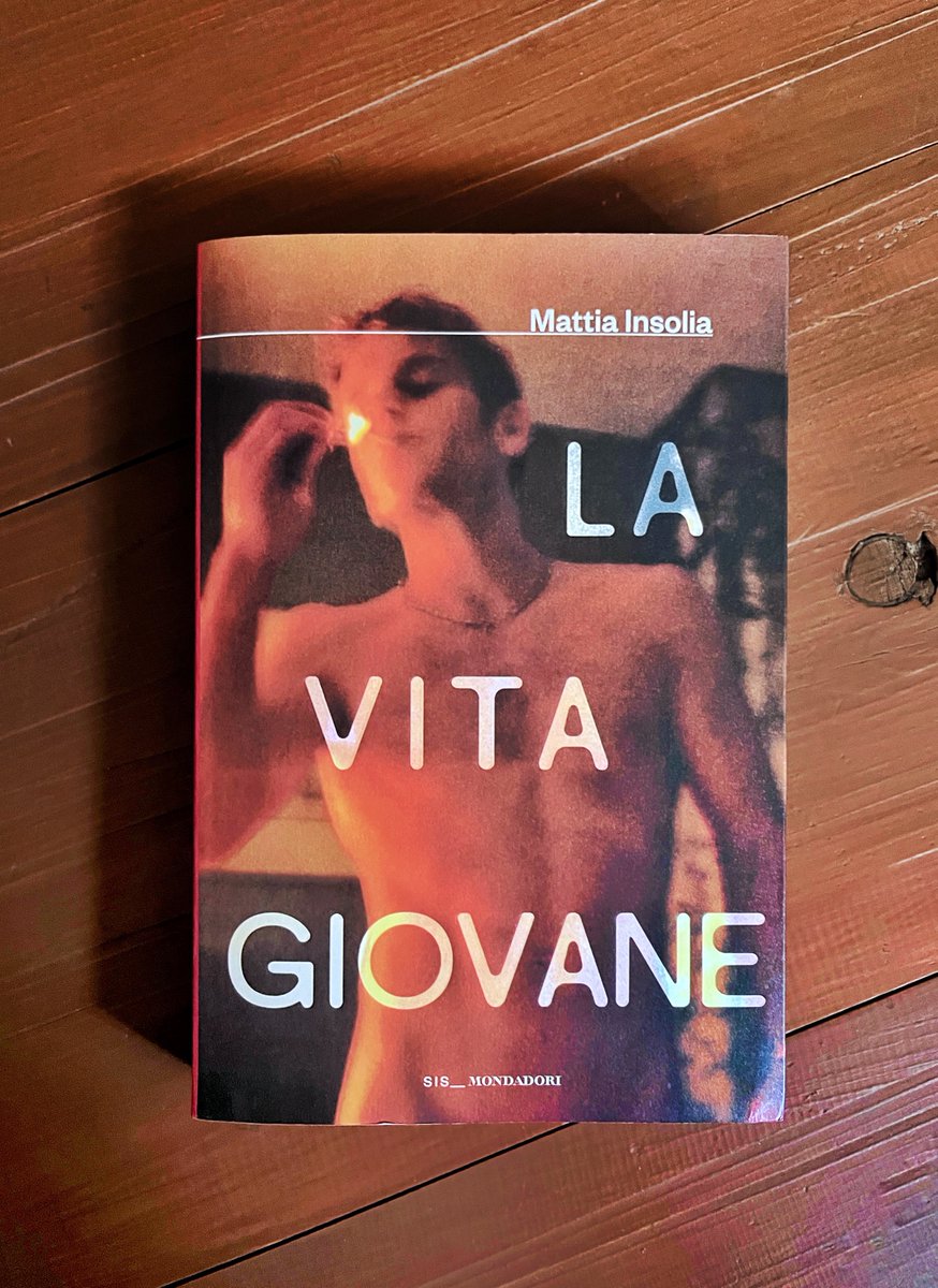 Ho appena chiuso “La vita giovane” di Mattia Insolia e provo ancora quel nodo allo stomaco misto a una strana, dolente gratitudine. È uno di quei romanzi che non si limitano a essere letti: entrano dentro, si appoggiano su ferite che credevamo cicatrizzate e le riaprono con una