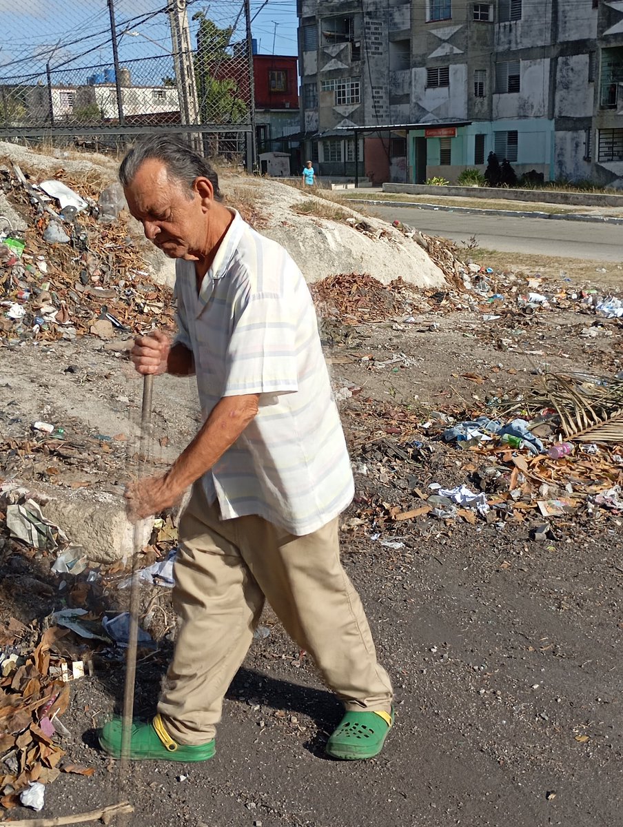 Trabajadores del @GrupoAgricola realizando labores de higienizacion en el consejo popular Vista Alegre, Municipio 10 de Octubre.