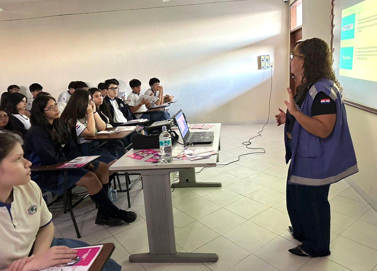 MTESS_PY's tweet photo. #Capacitación| Charla sobre seguridad social y empleo formal joven

Compartimos con estudiantes del colegio Centro Educativo Las Américas, de Mariano Roque Alonso, una charla de capacitación sobre seguridad social y empleo formal joven.

Los jóvenes recibieron información sobre los beneficios de la seguridad social, los derechos y obligaciones de los trabajadores formales y las oportunidades que ofrece el Programa #EmpleaPyJoven, del Ministerio de Trabajo.

La capacitación estuvo a cargo de profesionales de la Dirección General de Seguridad Social y de la Dirección General de Empleo.

Este tipo de espacios de formación permiten fortalecer la cultura de la formalidad y que más jóvenes conozcan los derechos laborales.