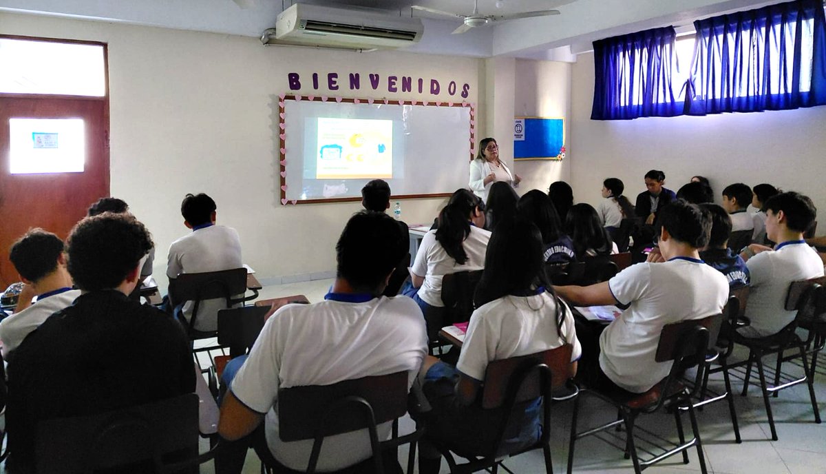 MTESS_PY's tweet photo. #Capacitación| Charla sobre seguridad social y empleo formal joven

Compartimos con estudiantes del colegio Centro Educativo Las Américas, de Mariano Roque Alonso, una charla de capacitación sobre seguridad social y empleo formal joven.

Los jóvenes recibieron información sobre los beneficios de la seguridad social, los derechos y obligaciones de los trabajadores formales y las oportunidades que ofrece el Programa #EmpleaPyJoven, del Ministerio de Trabajo.

La capacitación estuvo a cargo de profesionales de la Dirección General de Seguridad Social y de la Dirección General de Empleo.

Este tipo de espacios de formación permiten fortalecer la cultura de la formalidad y que más jóvenes conozcan los derechos laborales.