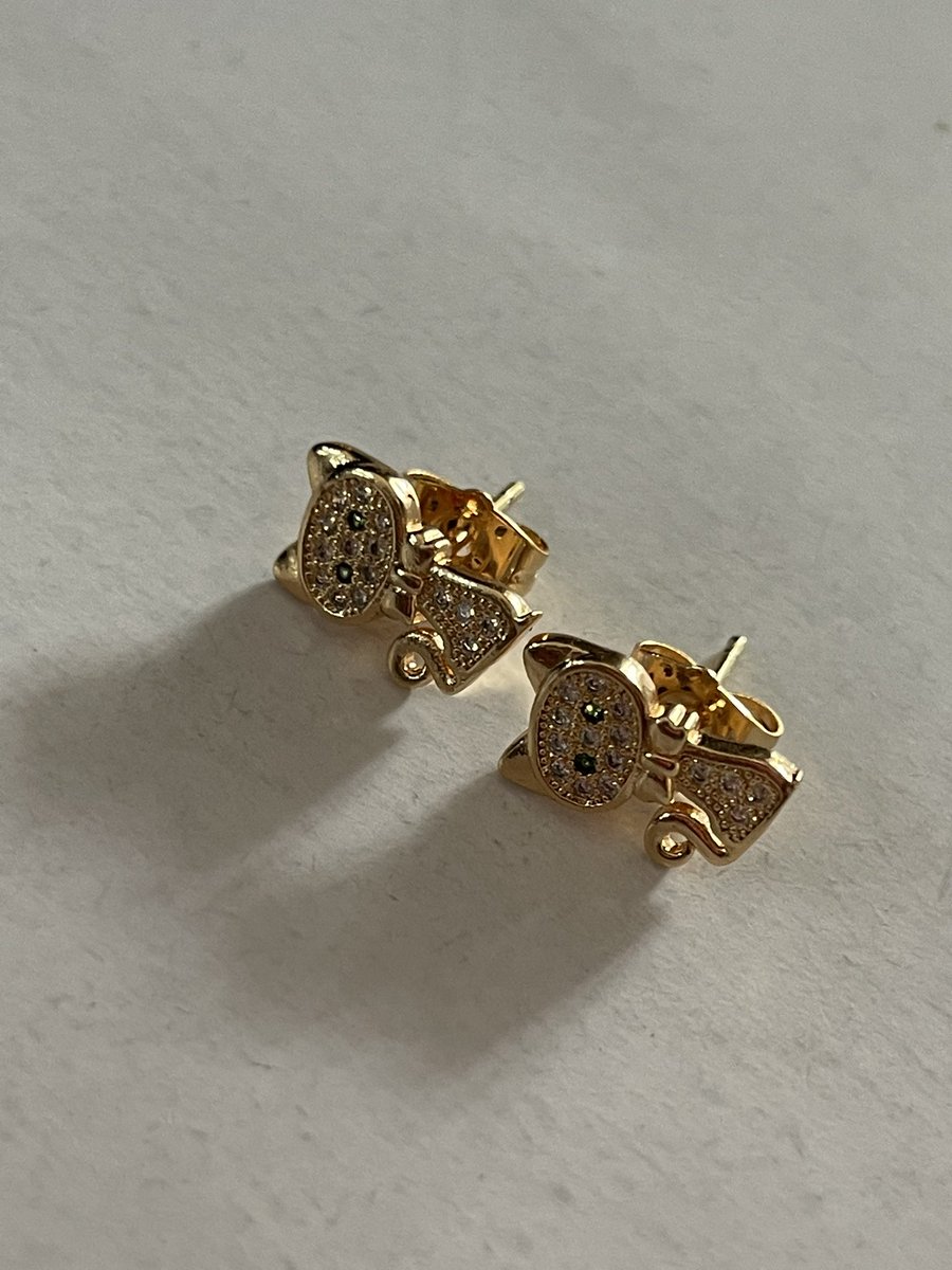 SipareeSparkles's tweet photo. Cat Shaped Earrings With Emerald Eyes
Nine lives of style, all in one gold earring🐱🐈
Price:2,500 Naira
Dm to place orders!!
#goldcat #jewelrygoals #chicandcute
#accessorize #shopnow https://t.co/1FOmmEahQK